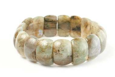 Beyaz arka planda yarı değerli Jasper bileziği. Kapat.