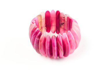 Beyaz arka planda yarı değerli bilezik. Kapat.