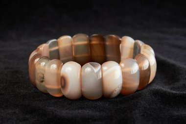 Carnelian 'ın yarı değerli taşından siyah kadife bilezik. Kapat.