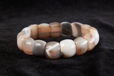 Carnelian 'ın yarı değerli taşından siyah kadife bilezik. Kapat.