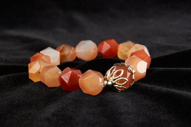 Carnelian 'ın yarı değerli taşından siyah kadife bilezik. Kapat.