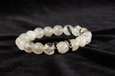 Siyah kadife üzerinde akik bilezik, yarı değerli taş. Kapat.