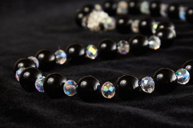 Siyah kadife üzerinde Mallorca 'nın yarı değerli taşından boncuklar. Kapat.