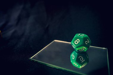 12 kenarlı yeşil ayna üzerindeki bir oyun için ölür.