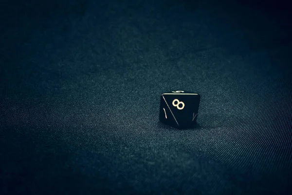 Arka plandaki bir oyun için 8 kenarlı siyah ölmek — Stok fotoğraf