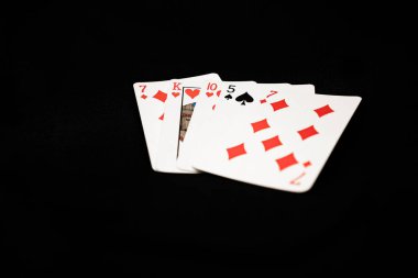 Siyah arka planda kötü dört uygun poker eli.