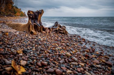 Yanmış Kumlu sahilde sürüklenen odun