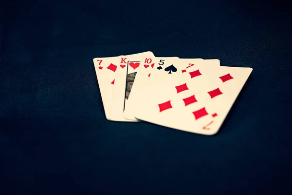 Mau quatro mão de poker adequado no fundo preto — Fotografia de Stock