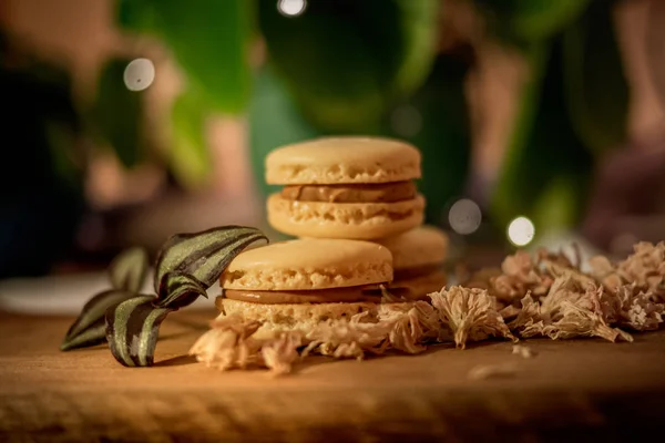 Biscoitos macaroons doces saborosos em exibição de madeira Imagens De Bancos De Imagens Sem Royalties