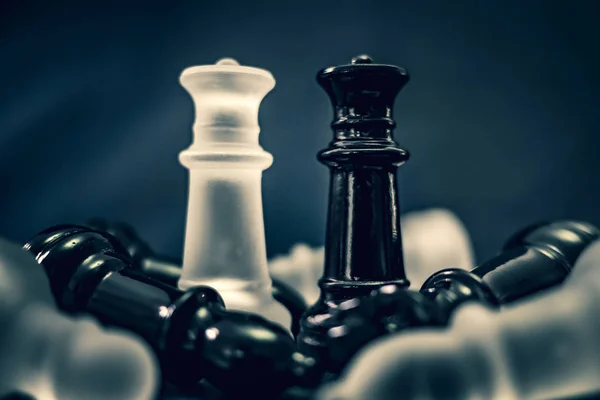 Rainhas de vidro preto e branco dominando tabuleiro de xadrez Imagens De Bancos De Imagens
