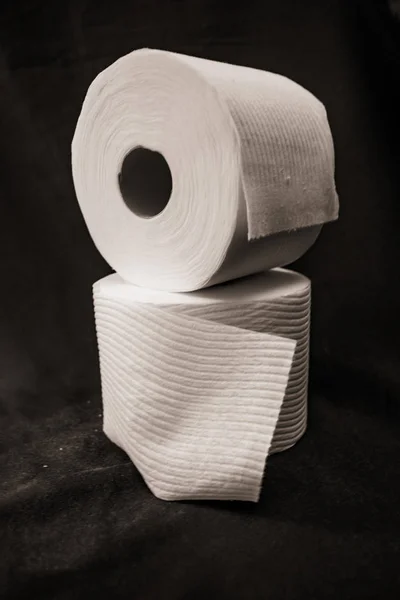 Siyah arkaplanda istiflenmiş tuvalet kağıdı ruloları Telifsiz Stok Imajlar