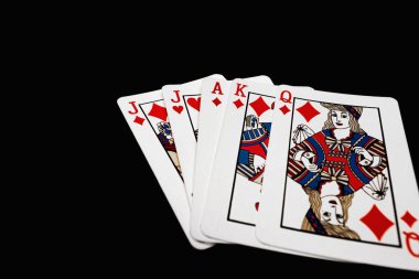 Siyah arkaplanda kırmızı euchre elması