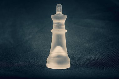 dramatik arka planda tahrip edilmiş beyaz cam King satranç taşı