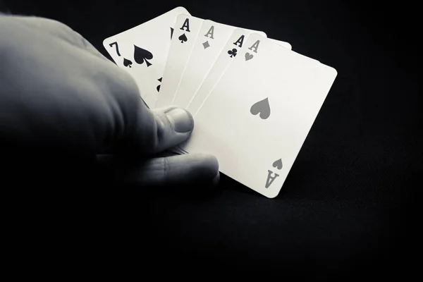 Poker cartas de jogo realizadas em mãos com ases — Fotografia de Stock