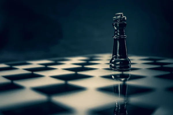 Vidro preto Rei peça de xadrez no fundo dramático Fotos De Bancos De Imagens