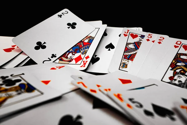 Pilha de cartas de jogar no fundo preto — Fotografia de Stock