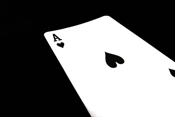 Black Ace of Hearts na černém pozadí — Stock fotografie