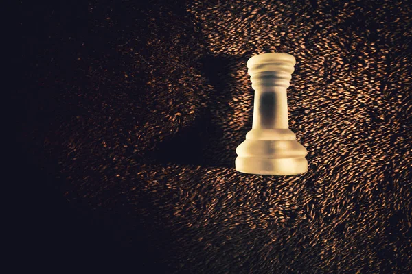 Frosted věž šachová figurka na dramatickém pozadí — Stock fotografie