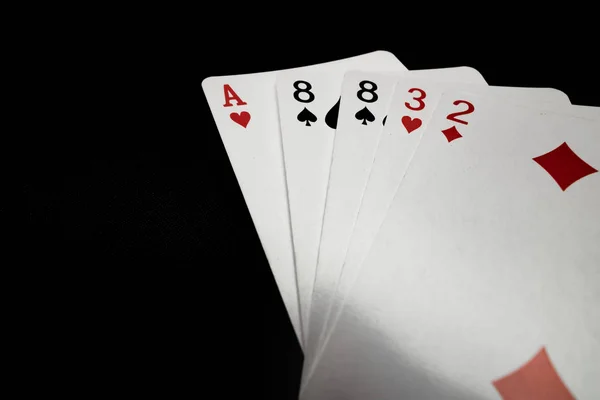 Mão de jogar cartas no fundo preto — Fotografia de Stock