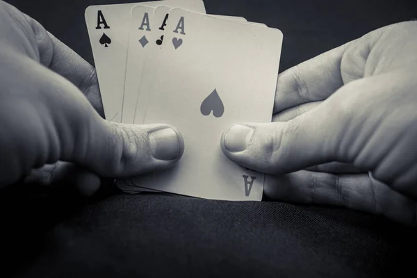 Poker kartları aslarla el ele tutuşur. — Stok fotoğraf