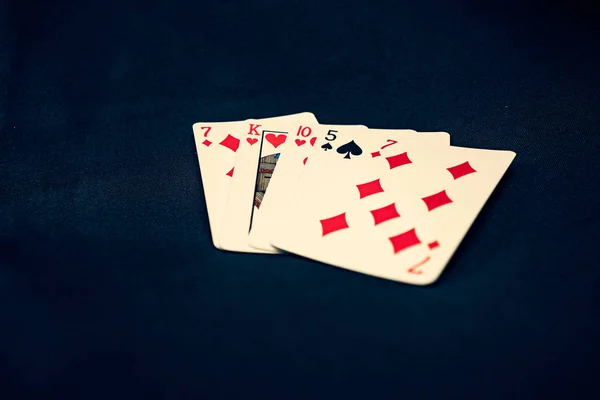 Siyah arka planda kötü dört uygun poker eli. — Stok fotoğraf