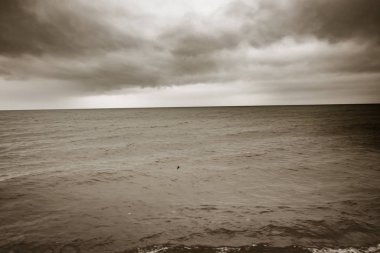 Sonbaharda büyük göller üzerinde dramatik bulutlu bir ufuk.