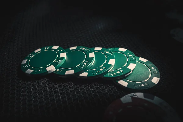Tumpukan besar chip Poker di aula perjudian — Stok Foto