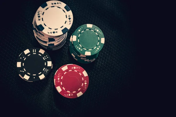 Tumpukan besar chip Poker di aula perjudian — Stok Foto