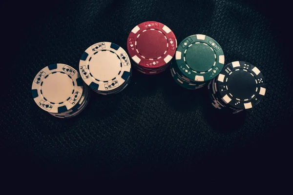 Grandes pilhas de fichas de Poker no salão de apostas Imagens De Bancos De Imagens