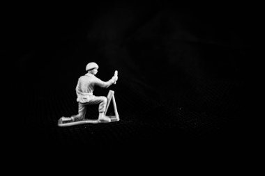 Oyuncak plastik asker ve havan topu.