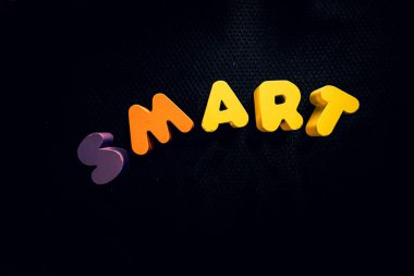 Siyah arkaplanda renkli oyuncak bloğu harfleri