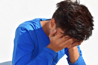 Yakışıklı genç adam baş ağrısı evde, closeup acı