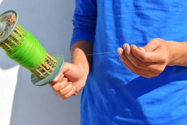  Gökyüzü mavisi arka plana karşı Makar Sankranti veya Uttarayan festivali