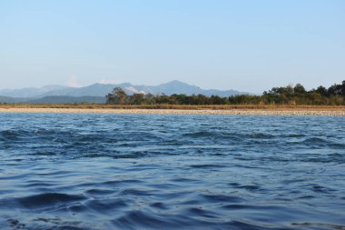 Land Mountain River Vadisi manzarası. Dağ vadisi nehri