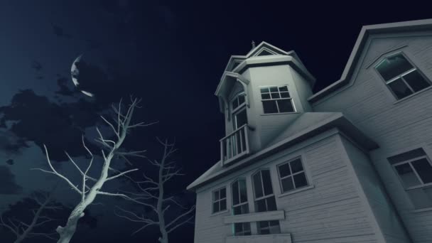 Casa infestata sotto il cielo notturno con grande mezza luna 4K — Video Stock