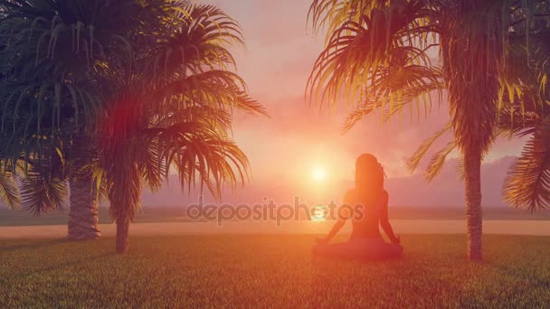 Frau in Meditation Yoga Lotus Pose am tropischen Strand bei Sonnenuntergang 4k — Stockvideo