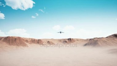 Hızlı düşük Orta Doğu ya da Afrika çöl konumun üzerine uçan büyük askeri kargo uçağı yaklaşıyor. 4 k'dan fazla işlenen ön görünümü gerçekçi 3d animasyon