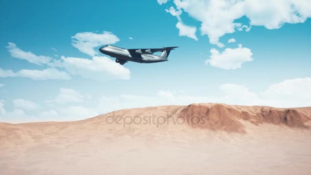 Avion de transport de fret de l'armée volant à basse altitude au-dessus d'un désert sablonneux abstrait dans un ciel bleu nuageux le jour. Animation 3D réaliste en 4K 