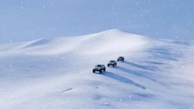 Grup 4 x 4 offroad araç Suv bir kar yamaç karlı arctic çöl arazi arasında yoğun kar yağışı veya kar fırtınası sürüş. 4 k'dan fazla işlenen kış sahne gerçekçi 3d animasyon