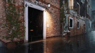 İtalya 'nın Venedik kenti Acqua Alta' daki anormal Yüksek Su Tufanı sırasında boş caddedeki antik Venedik binasının su giriş kapısı ile doldu. Hiç insan olmadan 4K ile yapılmış 3D animasyon