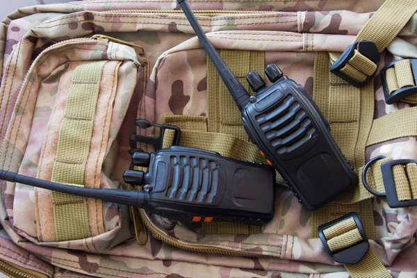 Askeriyenin arka planında bir çift taşınabilir radyo seti. — Stok fotoğraf