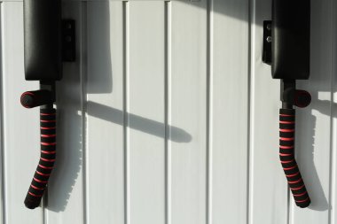 Spor için dairenin balkonuna monte edilmiş parça yatay çubuğu. Spor salonuna gitmek için zaman yok.