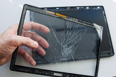 Kırık cam dokunmatik ekranlı kırık tablet bilgisayar. Bir teknisyen bozuk ekranı tamir ediyor ve değiştiriyor. Servis merkezinde onarım aygıtı