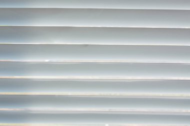 Tasarım ve dekorasyon için doğal desenli arka plan yüzeyi olarak çizgili alüminyum doku. Beyaz kapalı panjurları göster