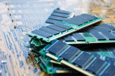 Hafıza modüllerinin birkaç parçası. Ddr ve sdram depolama. Bilgisayar dokusu teknolojisi. Anakartın arka planında Ram var. Seçici odak.