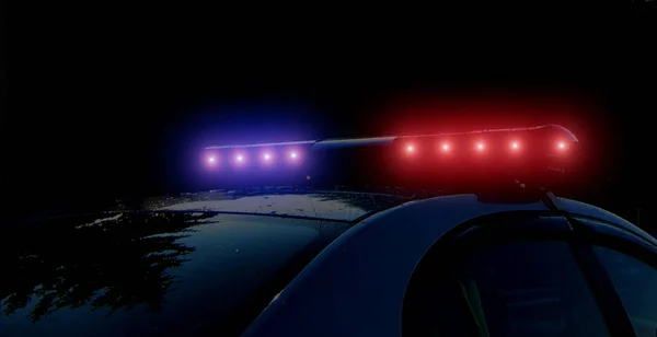 Silhouette floue et déconcentrée de la voiture de patrouille de la police routière dans la rue de la ville la nuit. clignotant rouge et bleu voiture de police a conduit des lumières dans la nuit. L'alarme lumineuse montée sur le toit éclairage de secours monsieur — Photo