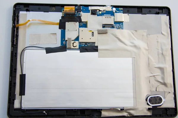 Computador tablet desmontado com tela sensível ao toque quebrada sem tampa de fundo. Reparação profissional de gadget moderno . — Fotografia de Stock