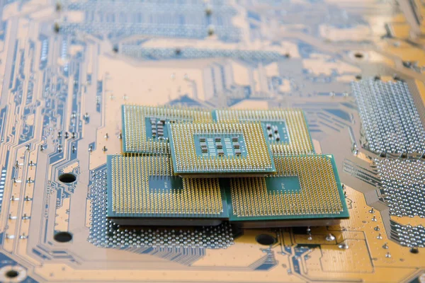 Muchos primeros planos de la CPU de la computadora en el fondo de la placa base, zócalo de la unidad central de proceso, conexión de la CPU con la placa base, la estructura del chip del procesador, multi-core y multi-threading —  Fotos de Stock