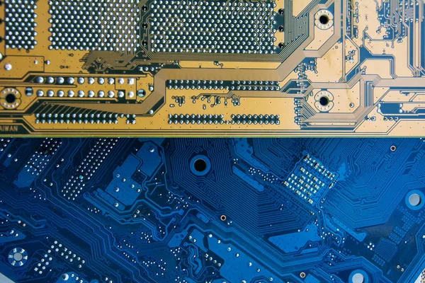 Placas de circuito impreso de la placa base de la computadora. Tecnología electrónica e informática. Tecnología del conocimiento científico, reparación electrónica, recuperación de información. Colores de fondo amarillo y azul. Com —  Fotos de Stock