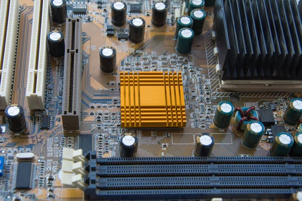 Toma de la CPU en la computadora de la placa base con un procesador instalado y enfriamiento del radiador o disipador de calor —  Fotos de Stock